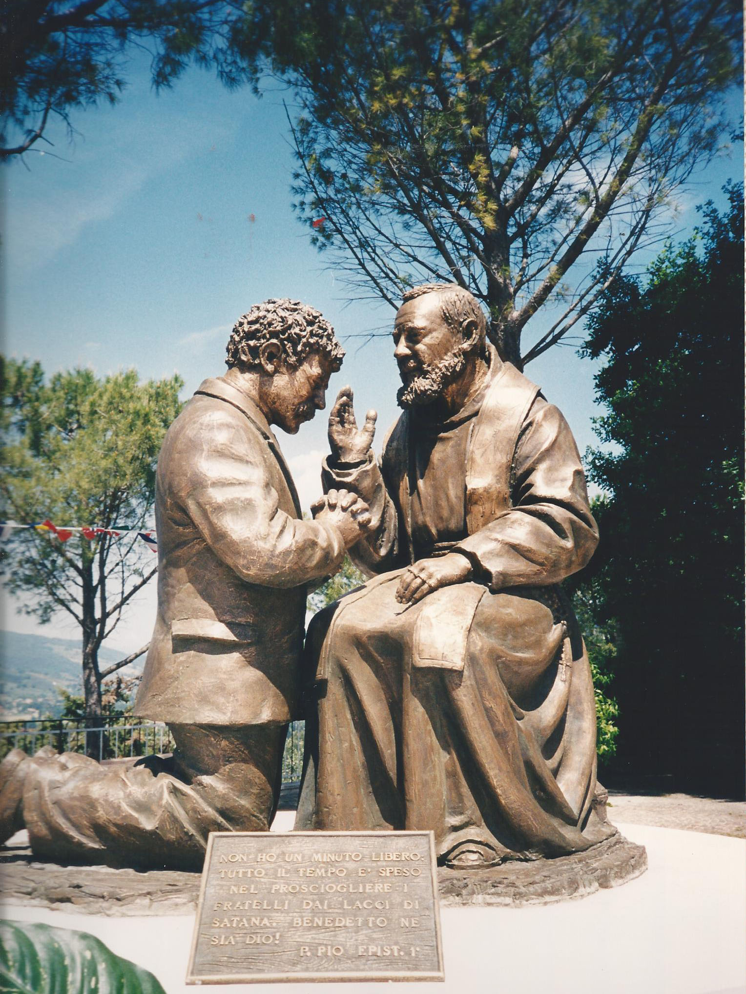 Monumento bronzeo a Padre Pio per il Convento dei Cappuccini di Foligno