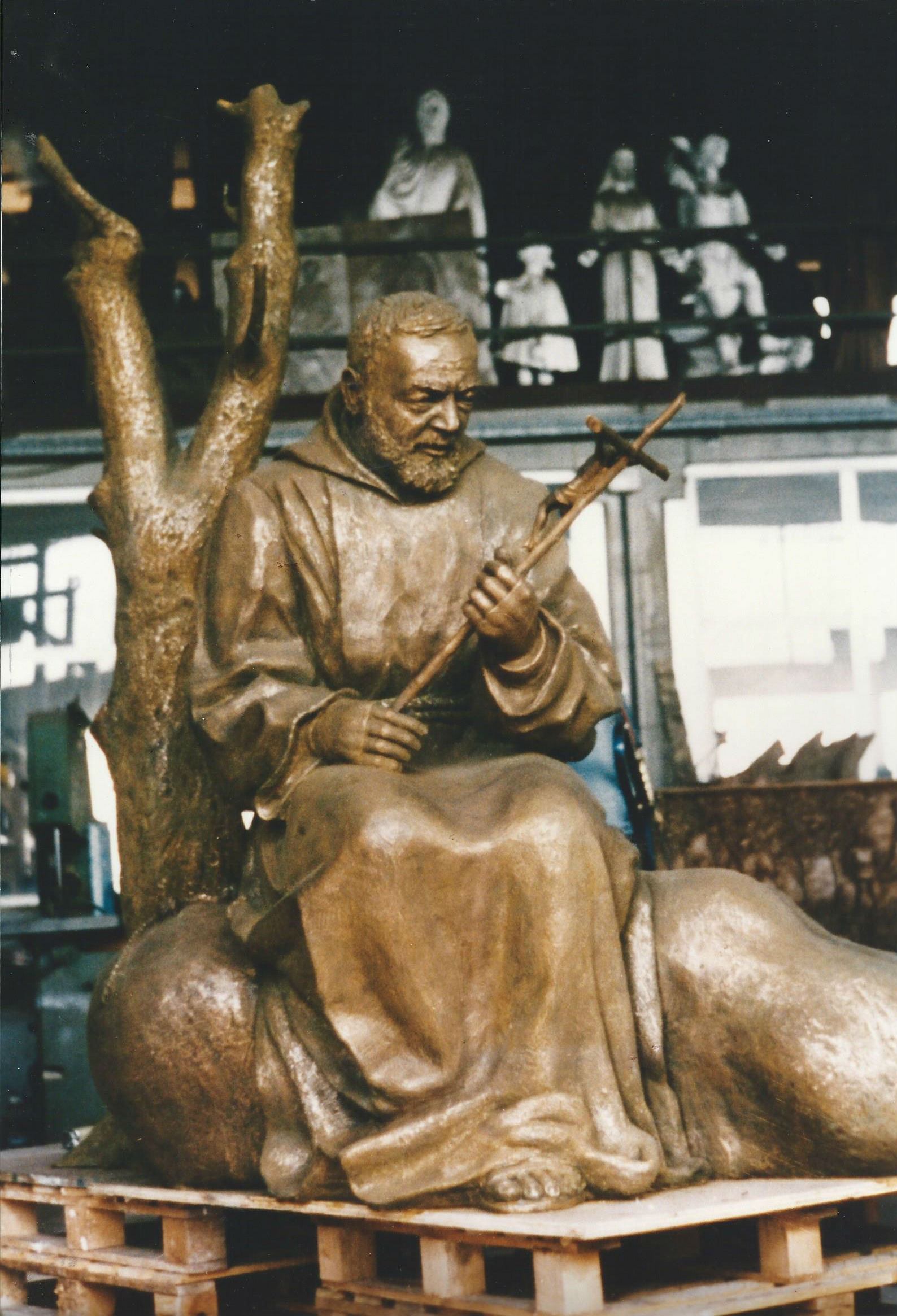 Monumento bronzeo a Padre Pio per la piazza del Comune di Paduli (Benevento)