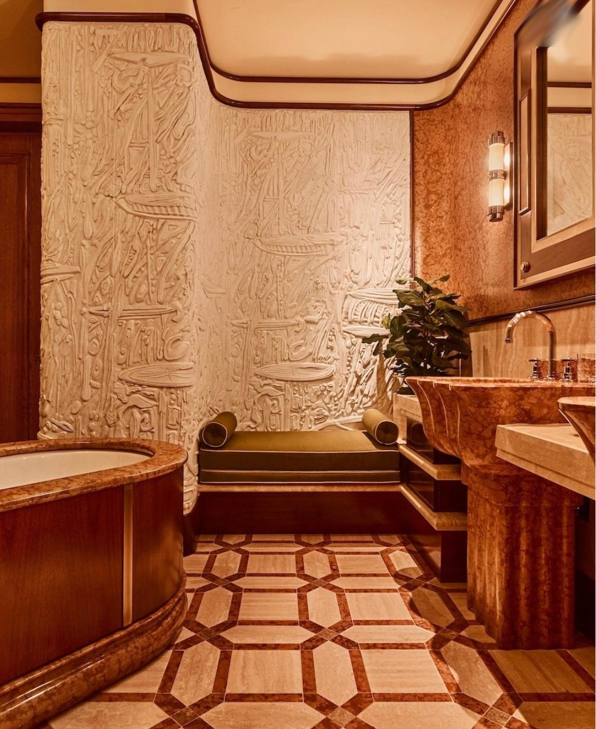 Bassorilievo parietale per una suite dell'hotel 'Orient Express' LA